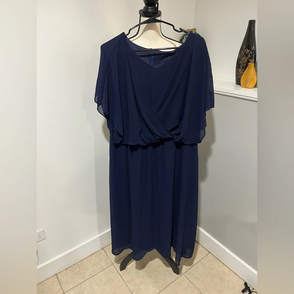 Plus Size Navy V-Neck Chiffon Midi Dress - Picture 5 of 8
